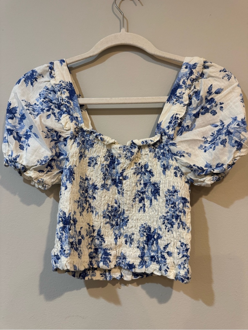 Ya Los Angeles Blue & White Floral Puff-Sleeve Smocked Crop Top